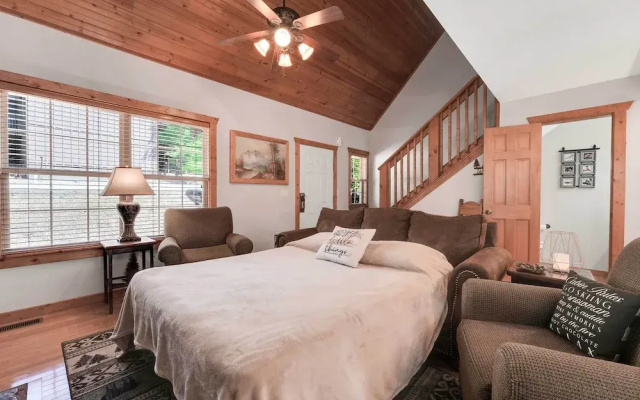 photo 2 of Lakefront Branson Cabin: 6 Mi to Branson Strip!