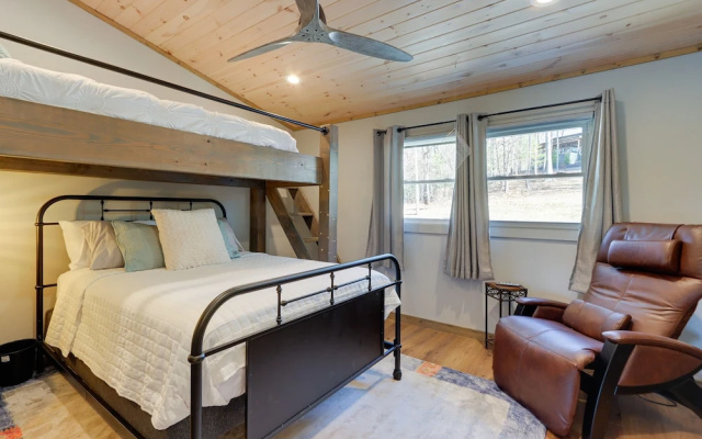 photo 4 of Lakefront Townhome w/ Dock: 6 Mi to Blue Ridge!