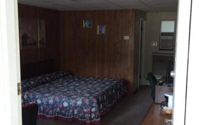 photo 2 of Lake Land Inn