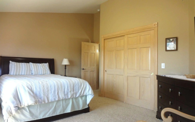 photo 4 of Lakepoint Court