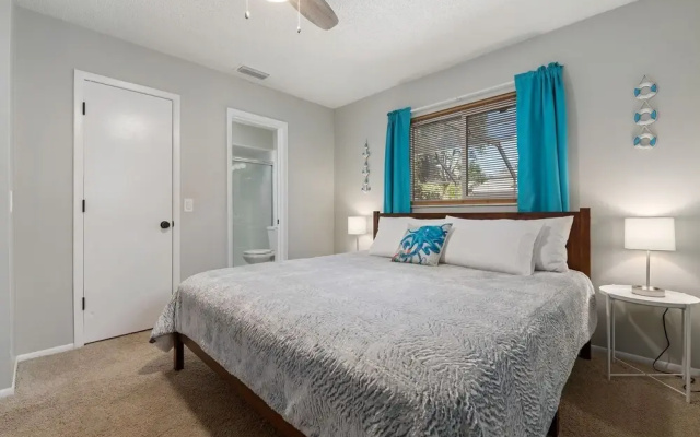 photo 5 of Lakes Sunny Paradise Newly Remodeled 3 Bedroom Home With Pool Fenced in Backyard 3 Home by Redawning