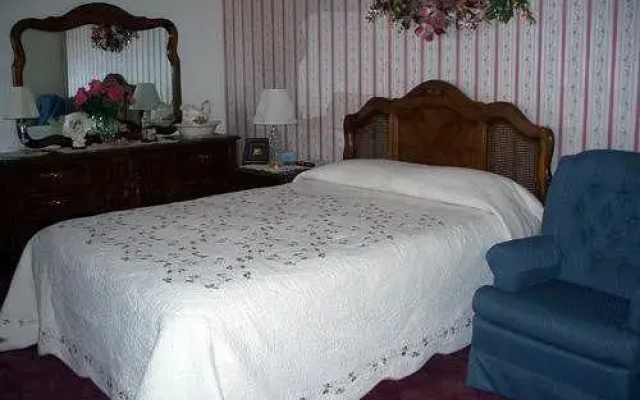 photo 3 of Lakeshore Bed & Breakfast