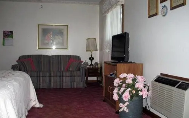 photo 4 of Lakeshore Bed & Breakfast