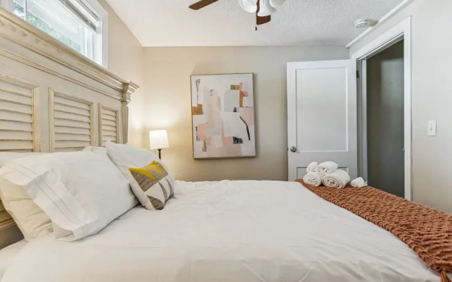 photo 4 of Lakeshore Lush 4 Bedroom Home by RedAwning
