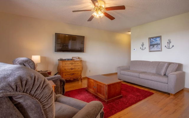 photo 3 of Lakeview Oasis 2 Bedrooms 2 Bathrooms Condo