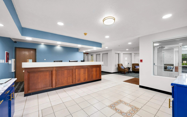 photo 2 of LakeWood Inn & Suites