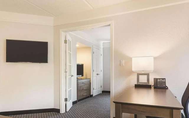 photo 3 of La Quinta Inn & Suites by Wyndham Atlanta Perimeter Medical