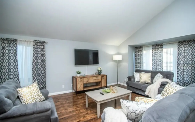 photo 2 of Laredo Legato 4 bd 3 ba Sparkling Pool & Spa!