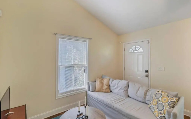 photo 3 of Large 1 BR carriage house in historic SPR