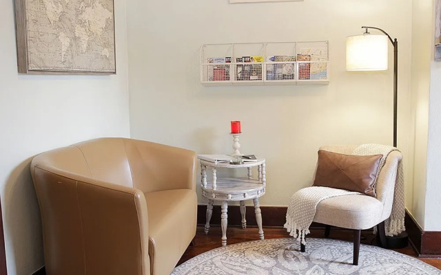 photo 2 of LARGE 2BR in Warehouse District HEART OF NOLA