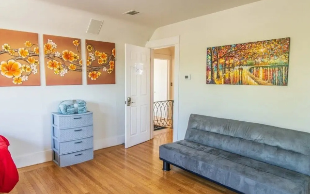 photo 2 of Large and Bright 3 Bedroom With Room For 7