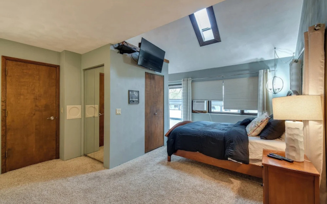 photo 2 of Large Home w/ Game Room, 4 Mi to Mississippi River