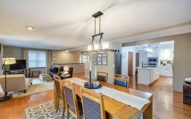 photo 5 of Large Home w/ Game Room, 4 Mi to Mississippi River