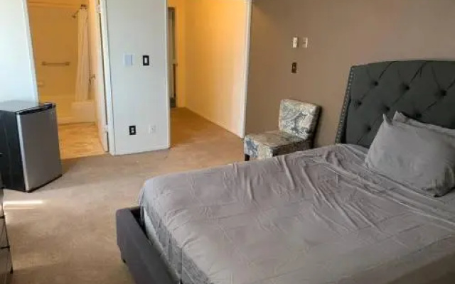 photo 3 of Large Hotel Style Suite (C00)