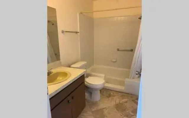 photo 4 of Large Hotel Style Suite (C00)