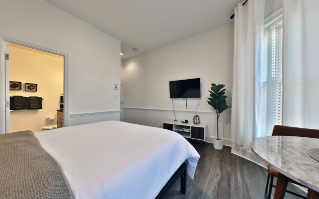 photo 2 of Large, Modern Studio!