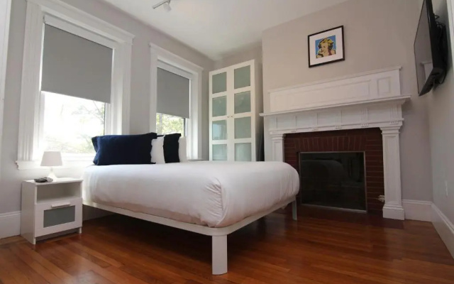 photo 4 of Large Studio w/ Queen AND Sofa Bed..#38