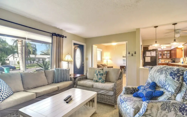 photo 2 of 4 Mi to Dog Beach: Largo Home w/ Pool & Hot Tub!