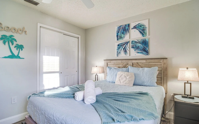 photo 5 of Largo Oasis w/ Pool & Grill: 6 Mi to Beach!