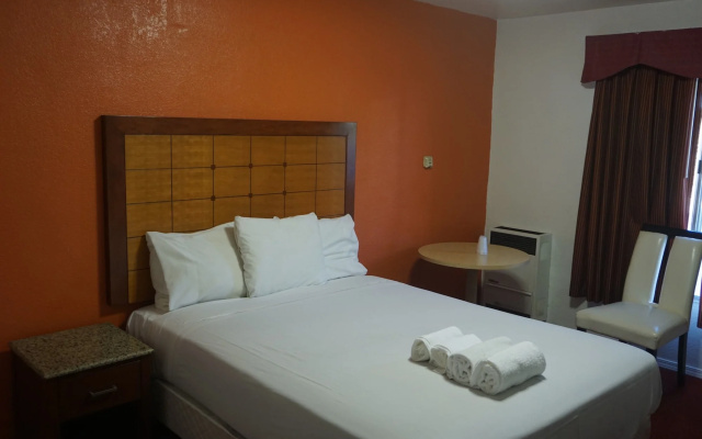 photo 2 of Las Palmas Hotel