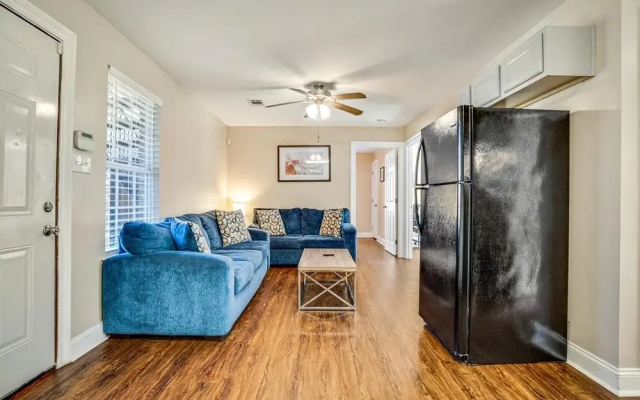 photo 4 of Lasalle 1b/2b · Centrally Located Gated Units Great for Groups!