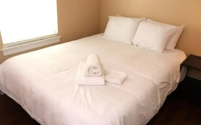 photo 3 of Lasalle 2B · Huge 4BR Gated Apartment w/ Off-street Parking