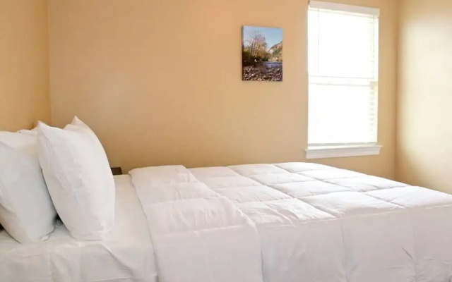 photo 3 of Lasalle - 2D · Spacious Gated Apartment w/ Off Street Parking!