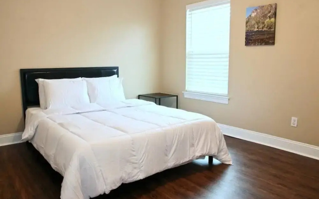 photo 4 of Lasalle - 2D · Spacious Gated Apartment w/ Off Street Parking!