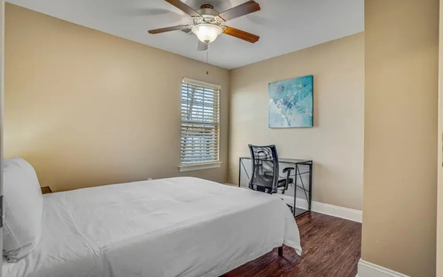 photo 5 of Lasalle - 2D · Spacious Gated Apartment w/ Off Street Parking!