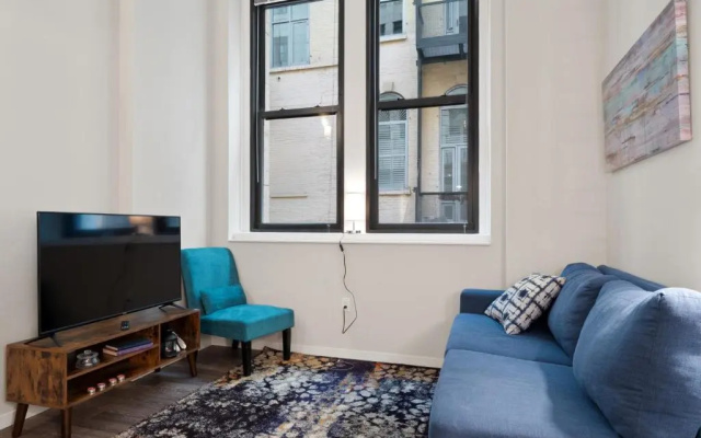 photo 3 of Lavish Downtown Condo with Rooftop Lounge 337