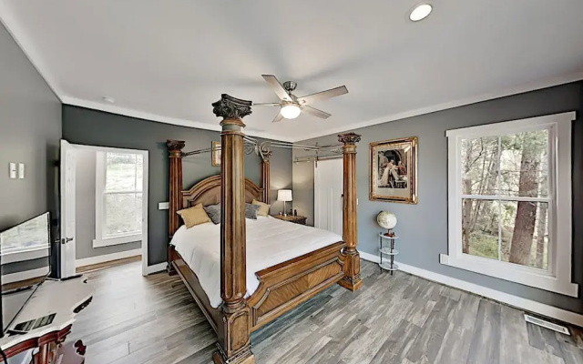 photo 3 of Lavish W/ Hot Tub - Near Asheville, Skiing 3 Bedroom Home