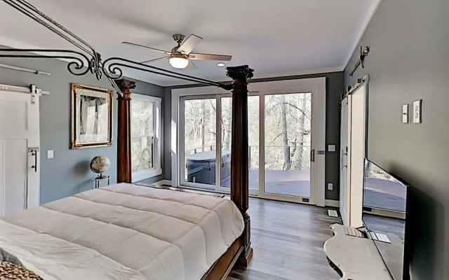 photo 4 of Lavish W/ Hot Tub - Near Asheville, Skiing 3 Bedroom Home
