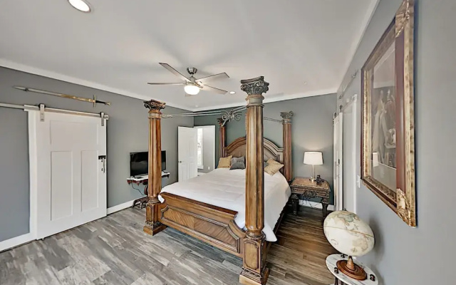 photo 5 of Lavish W/ Hot Tub - Near Asheville, Skiing 3 Bedroom Home
