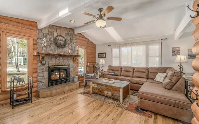 photo 2 of Lazy Elk Retreat - 3 Br Cabin