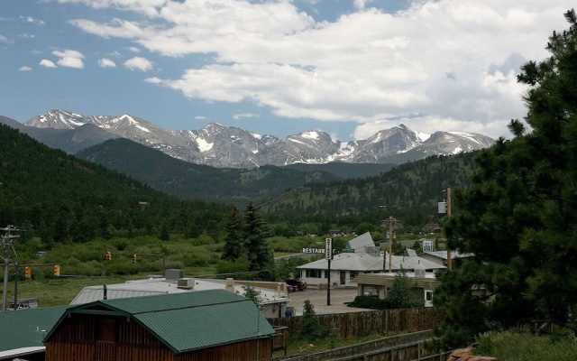 photo 4 of Lazy R Cottages: 15 2 Bedroom Cabin