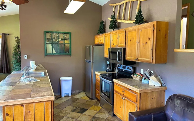 photo 5 of Lazy R Cottages: 15 2 Bedroom Cabin
