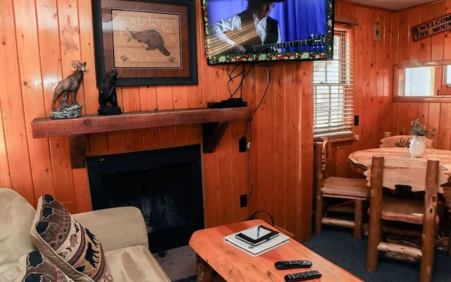photo 4 of Lazy R Cottages: 2 2 Bedroom Cabin