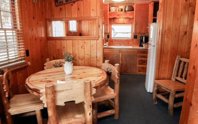 photo 3 of Lazy R Cottages: 2