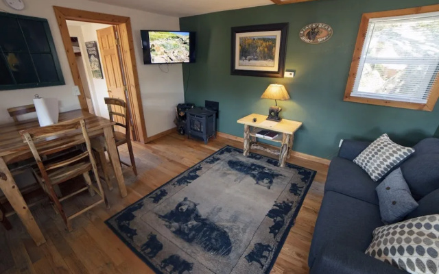 photo 2 of Lazy R Cottages: 4 1 Bedroom Cabin