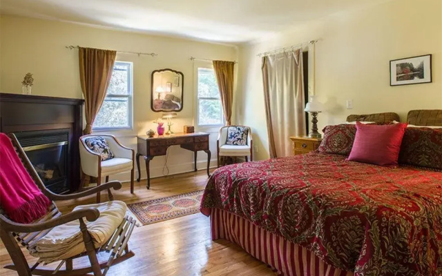 photo 5 of Le Petit Chateau Inn