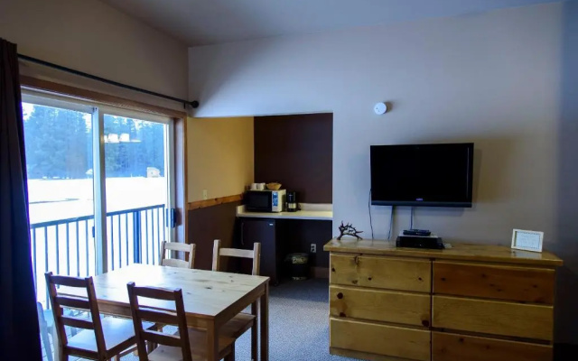 photo 2 of Leavenworth Camping Resort Lakeview Lodge 4