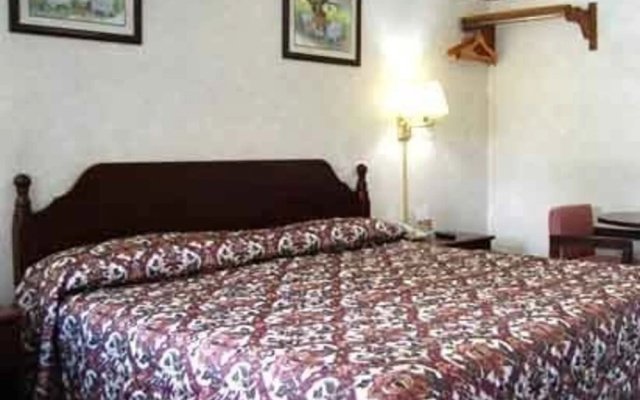 photo 4 of Lenox Inn