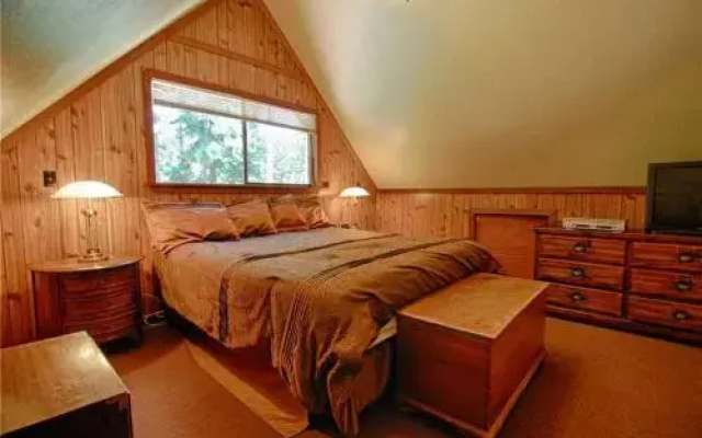 photo 2 of Lewis Ave Lodge - 3 Br Home