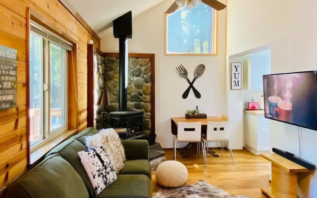 photo 4 of Lilac Cabin Family-friendly Highspeed Wi-fi 3 Bedroom Home by RedAwning