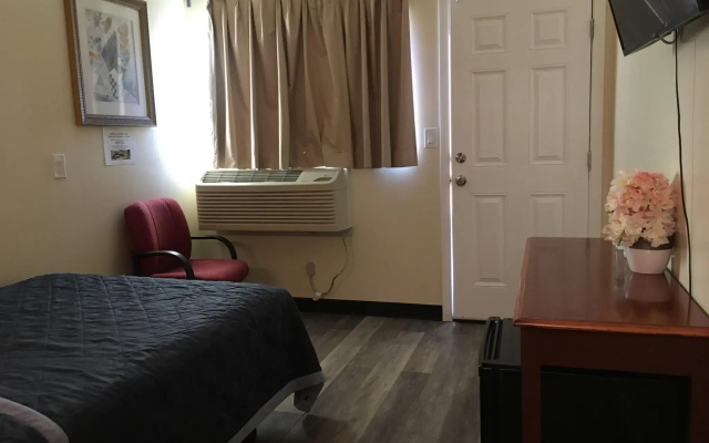 photo 5 of Lincoln Park Motel