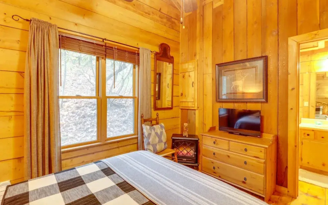 photo 2 of 'little Fox Den Ellijay Cabin Rental w/ Hot Tub!