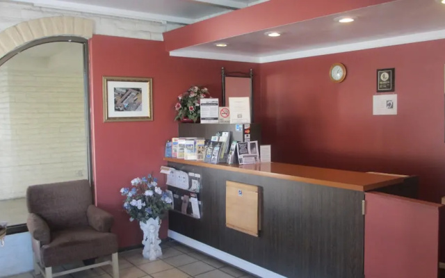 photo 2 of Grapevine Inn