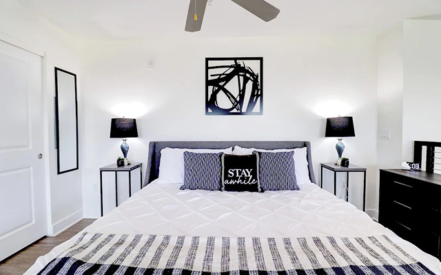 photo 2 of Loft with Views-King Bed-Close to Shop/Dine-Parking 4011