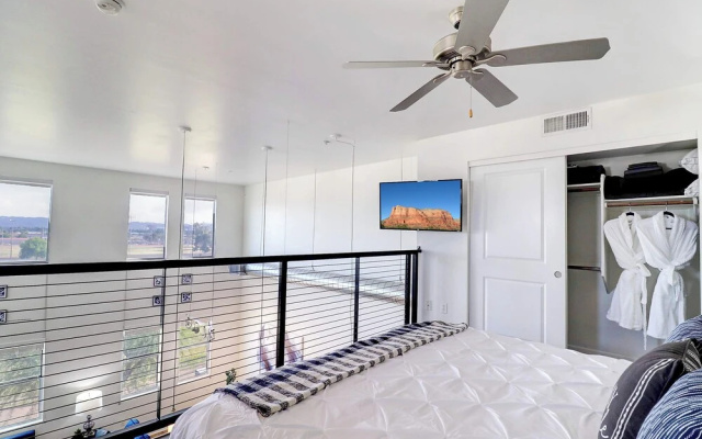 photo 3 of Loft with Views-King Bed-Close to Shop/Dine-Parking 4011