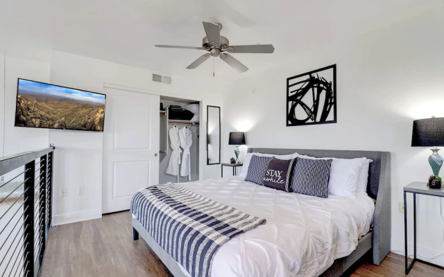 photo 4 of Loft with Views-King Bed-Close to Shop/Dine-Parking 4011